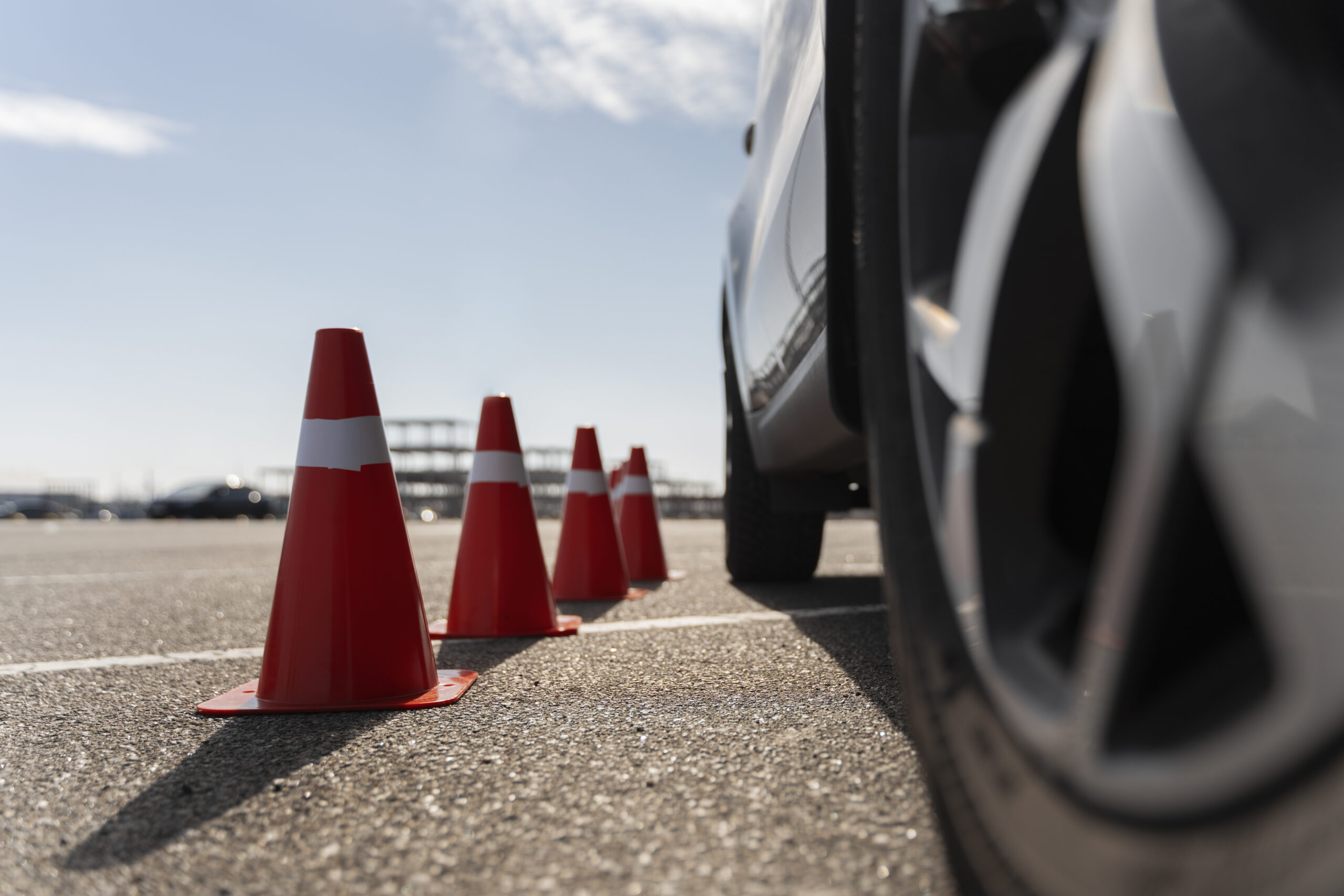 leitkegel-und-auto-fuer-die-fuehrerscheinpruefung